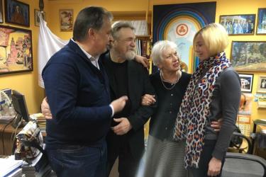 'Поздравляем с 125-м юбилейным номером!'  В редакции 'Дельфиса' на Покровке (примерно 2014 год)